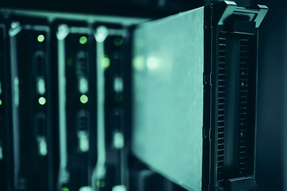 Rijen zwarte metalen serverracks met knipperende groene en blauwe LED-lampjes