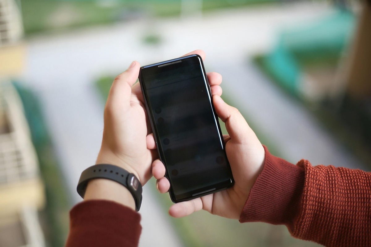Comparaison d'interface entre iOS et Android sur des smartphones