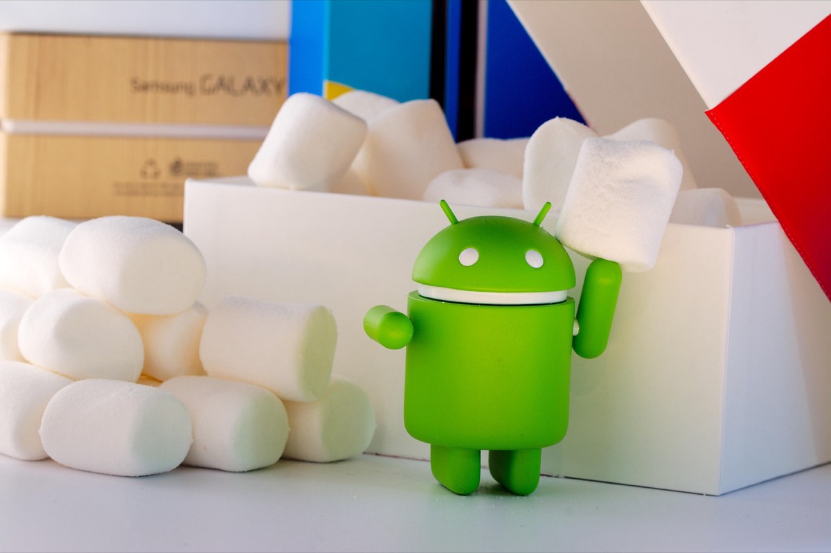 Celular com iOS e Android lado a lado