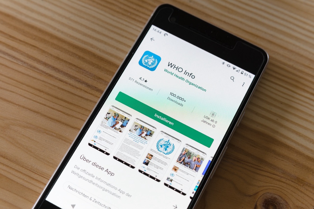 Usuário interagindo com apps em iOS e Android
