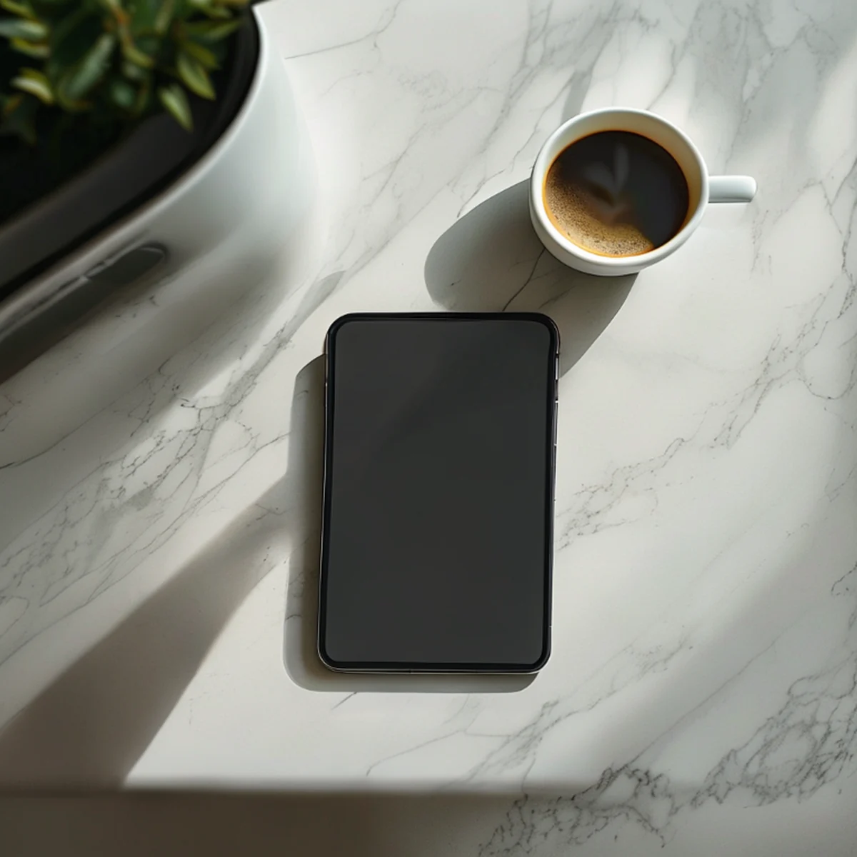 Smartphone elegante sobre un escritorio minimalista con luz natural suave