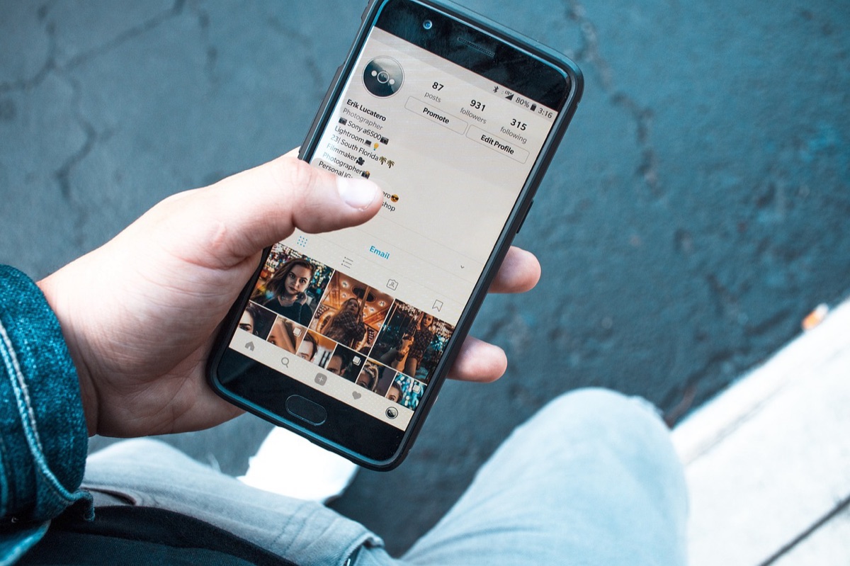 Detailansicht des robusten Scharniers eines modernen Smartphones.