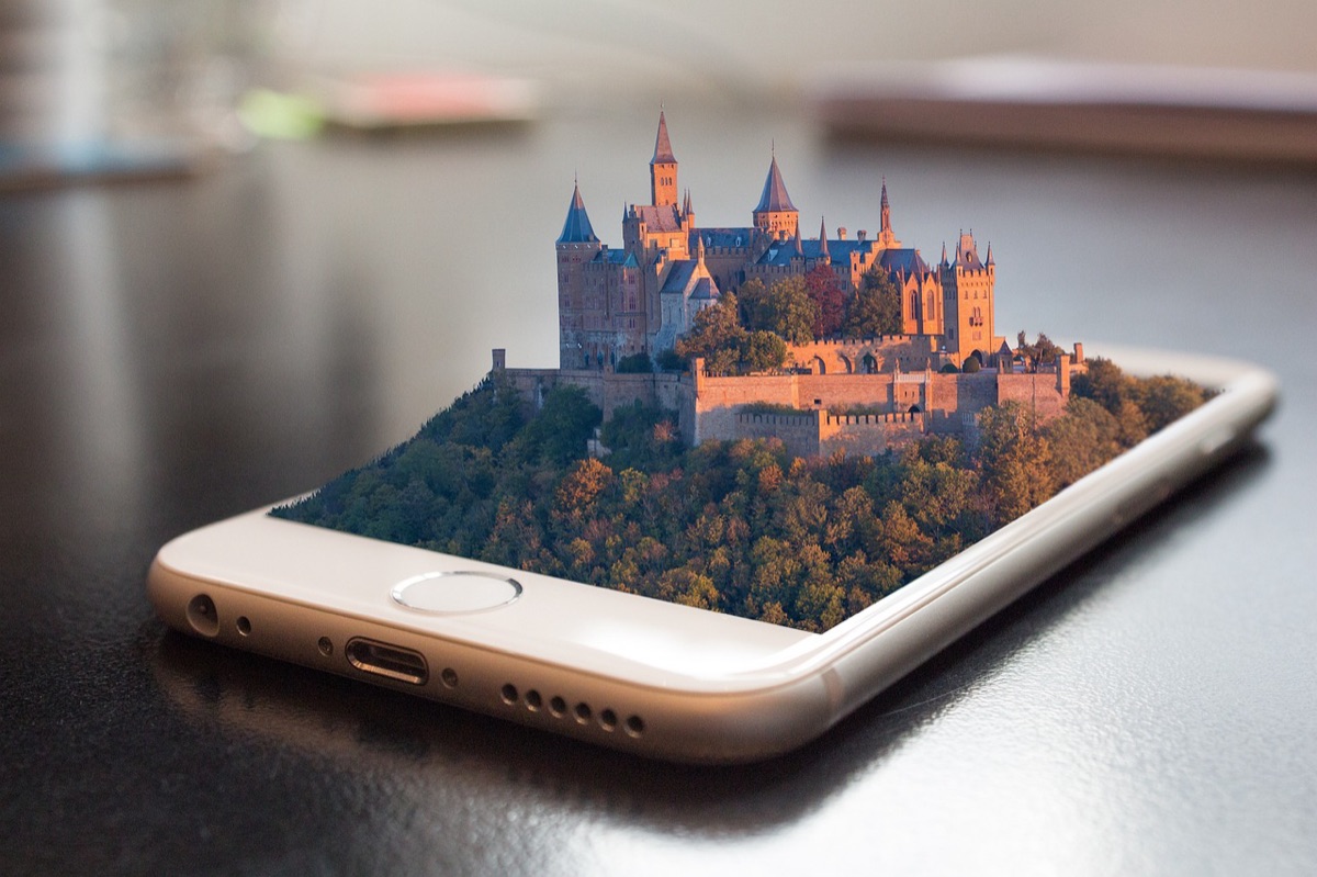 Uno smartphone pieghevole con schermo grande che mostra diverse app.