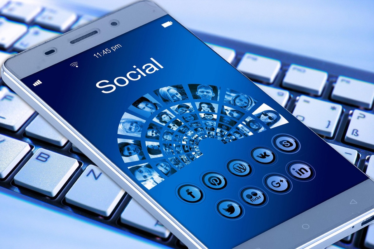 Close-up van een groot vouwbaar smartphone scherm.