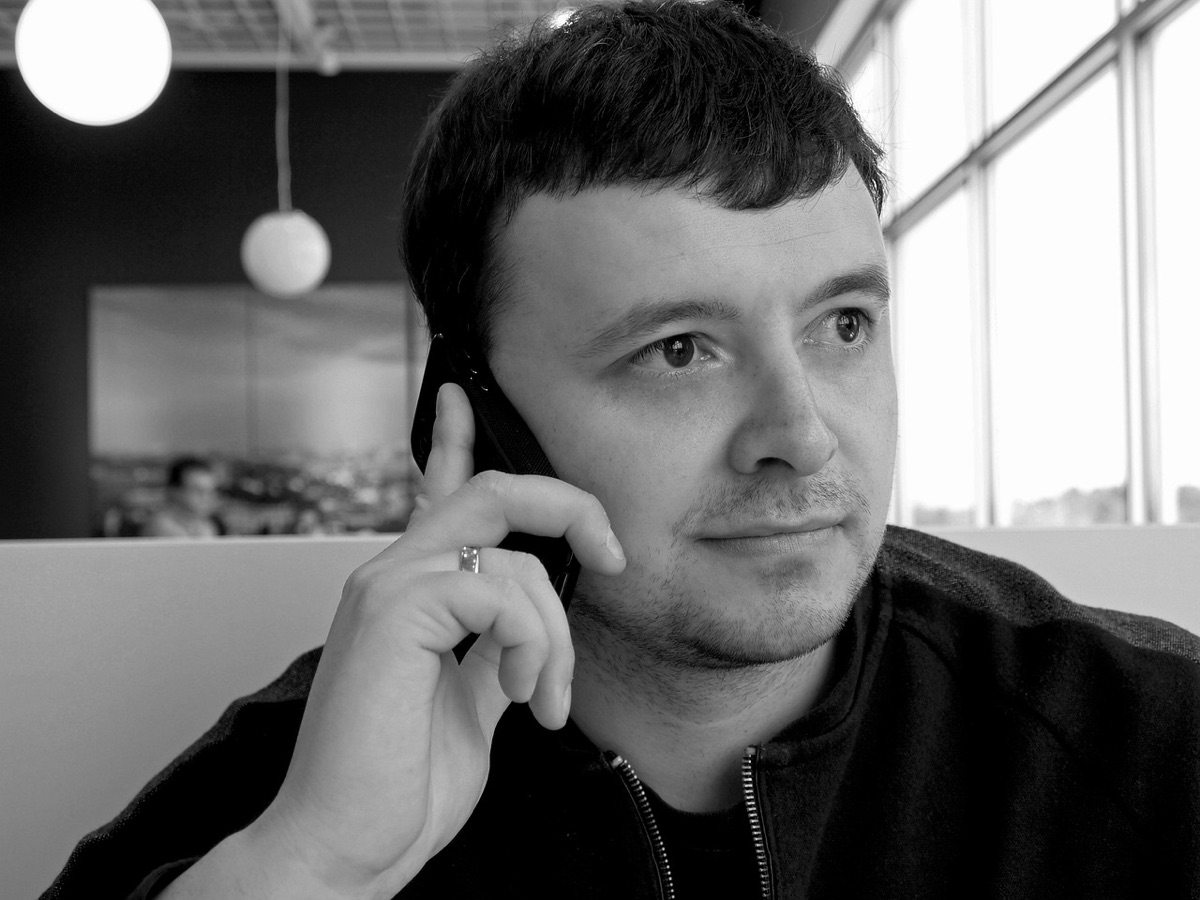 Pessoa utilizando um smartphone dobrável aberto no modo tablet para produtividade.