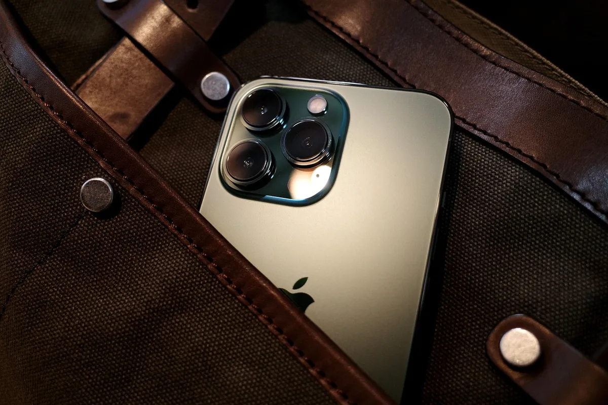 smartphone, iphone, iphone 13, iphone 13 pro, tote bag, cell phone, green, lens, iphone 13, iphone 13, iphone 13, iphone 13, iphone 13