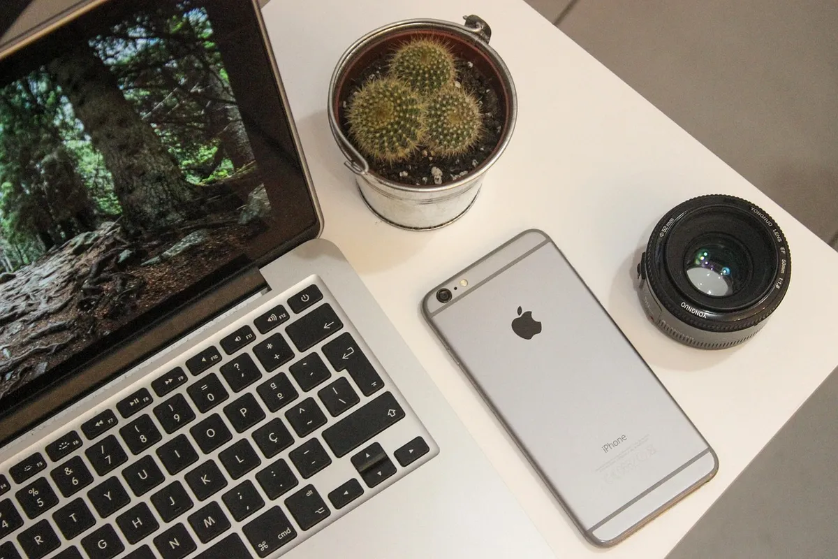 lens, lens camera, computer, photo, focus, camera, technology, photographer, digital, equipment, professional macbook pro, iphone, smartphone, a cell phone, mee