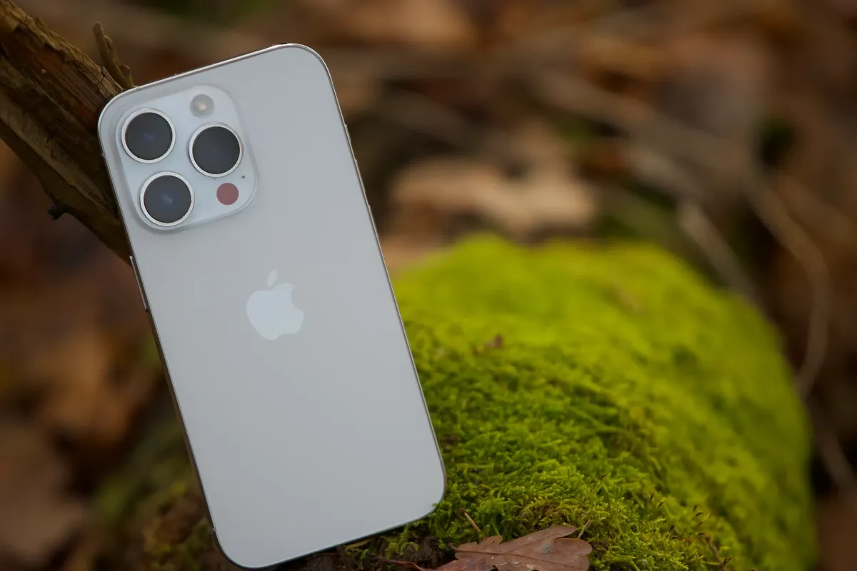 Close-up of an iPhone placed on moss in a Jönköping forest.
