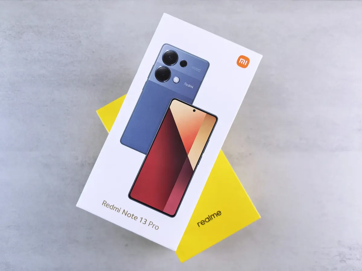 Redmi Note 13 Pro手機盒特寫，流線設計在中性背景上