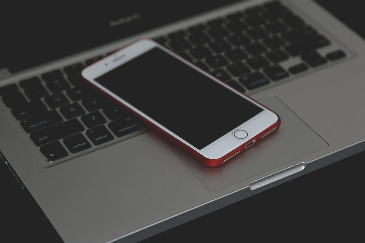 iphone, iphone 7, apple, cell phone, telephone, technology, smartphone, screen, communication, iphone7, macbook, macbook pro, laptop, iphone 7, iphone 7, iphone